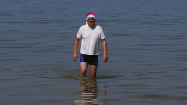 Homem Mar Salpicando Água Dia Verão — Vídeo de Stock