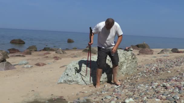 Man Dricker Vatten Vid Havet — Stockvideo