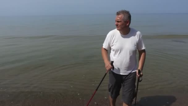 Άνθρωπος Περπάτημα Πόλους Σιγά Σιγά Πόδια Στο Νερό Στη Θερινή — Αρχείο Βίντεο