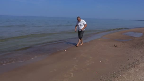 Homem Perto Mar Com Uma Concha — Vídeo de Stock