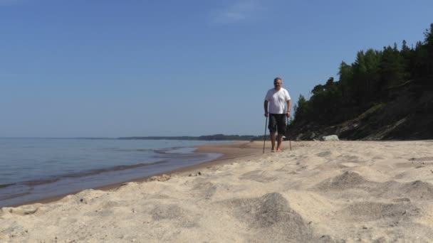 Hombre Con Bastones Caminando Caminar Cerca Del Mar Día Verano — Vídeo de stock