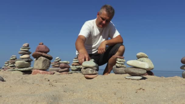 Hombre Las Pirámides Equilibrio Piedra — Vídeos de Stock