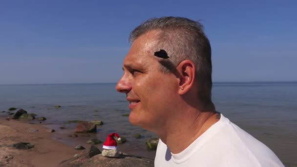 Adamın Kafası Üzerinde Renkli Kelebek — Stok video