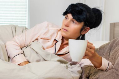 Fincan kahve yatakta rahatlatıcı kadınla
