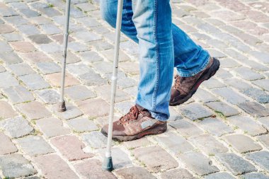 Adam Arnavut kaldırımlı yol üzerinde sexpartyn iken sahip yıldızlar