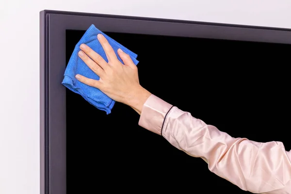 手用抹布擦拭电视屏幕 — 图库照片