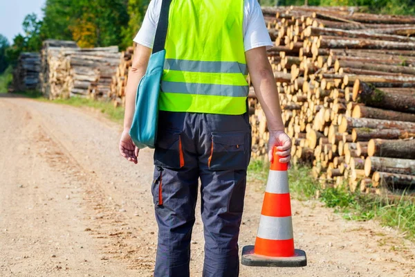 Trabajador Forestal Con Cono Carretera Carretera Rural Cerca Pila Troncos —  Fotos de Stock