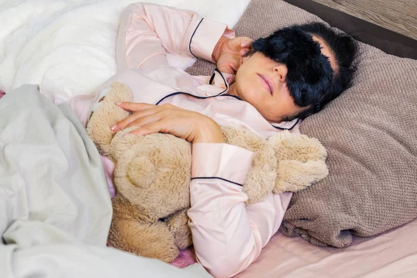 Красива Жінка Сплячій Масці Іграшковому Кролику Ліжку Стокове Зображення
