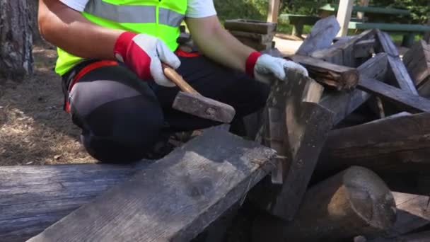 Trabalhador Usando Martelo Perto Tábuas Madeira — Vídeo de Stock