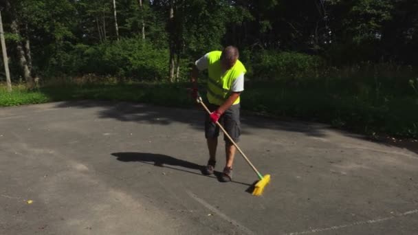 Caméra Suivre Travailleur Avec Brosse Jaune — Video