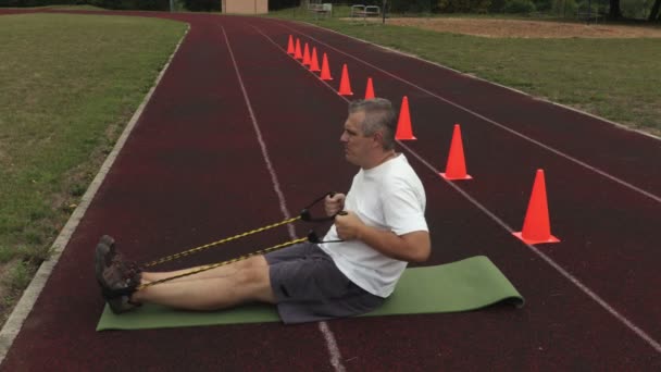 Atleet Doen Oefeningen Voor Rug Het Stadion — Stockvideo