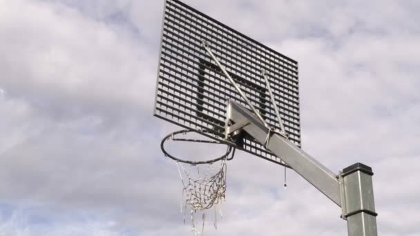 Баскетбольный Мяч Падает Корзину — стоковое видео
