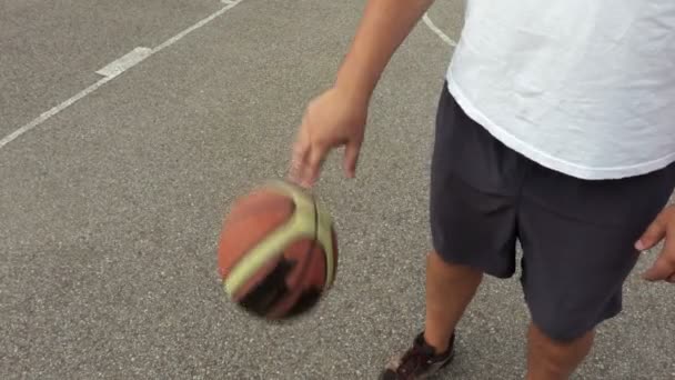 Μπασκετμπολίστας Στάζει Την Μπάλα — Αρχείο Βίντεο