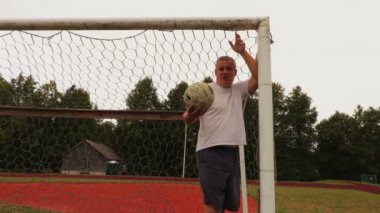 Kızgın futbol kaleci futbol futbol alanı kapısında