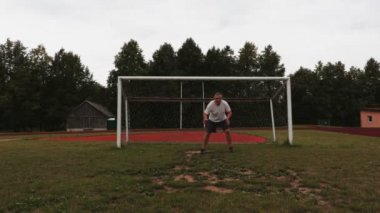 Yaz aylarında stresli futbol kalecisi