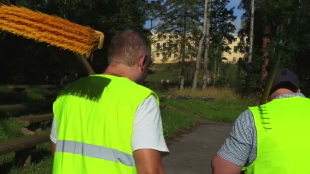 Twee Gelukkige Landscaping Werknemers Gaan Werken — Stockvideo