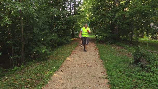 Dois Trabalhadores Paisagistas Com Ferramentas Caminho Parque — Vídeo de Stock