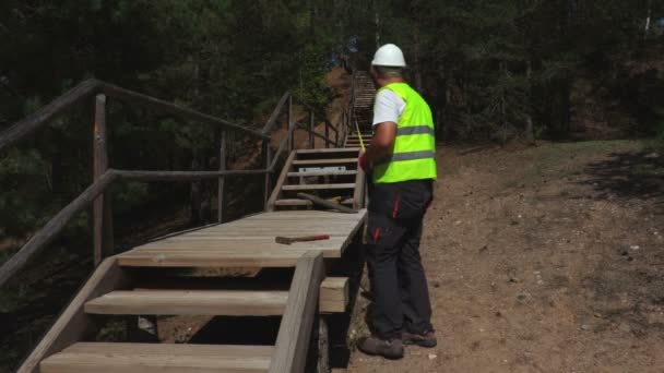 Εργαζόμενος Κάνει Μια Ξύλινη Σκάλα — Αρχείο Βίντεο