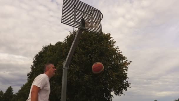 Giocatore Basket Allena Sparato Cestino — Video Stock
