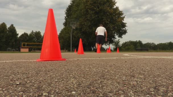 Basketbol Oyuncu Eğitim Salya Öğesi Arasında Koniler — Stok video
