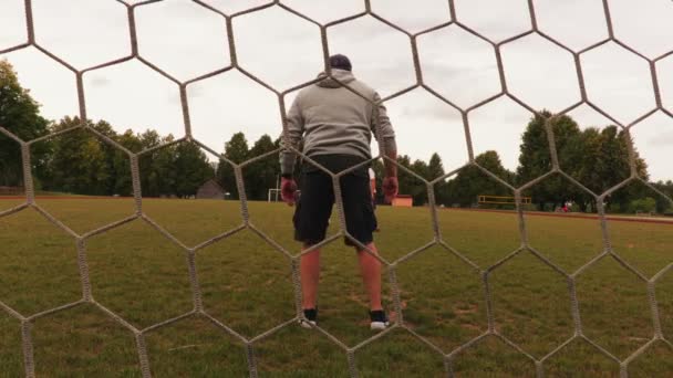 男人在夏天踢足球 — 图库视频影像