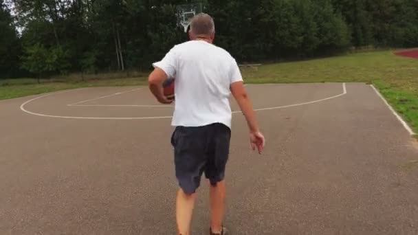 Caméra Suit Joueur Basket Qui Essaie Jeter Dans Panier — Video