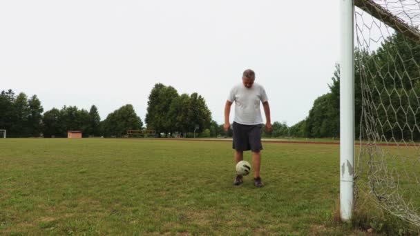 Amateur Tries Juggle Ball — Stock Video