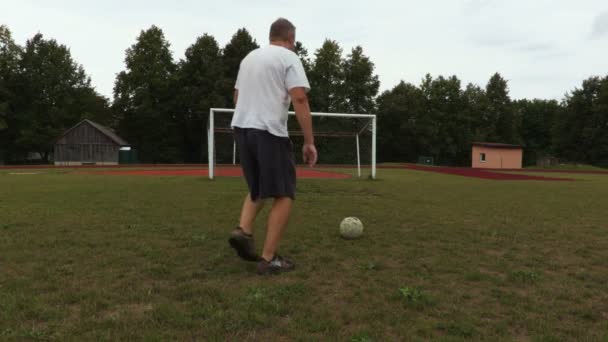 Δύο Ερασιτέχνες Παίζοντας Ποδόσφαιρο Στο Γήπεδο Ποδοσφαίρου — Αρχείο Βίντεο