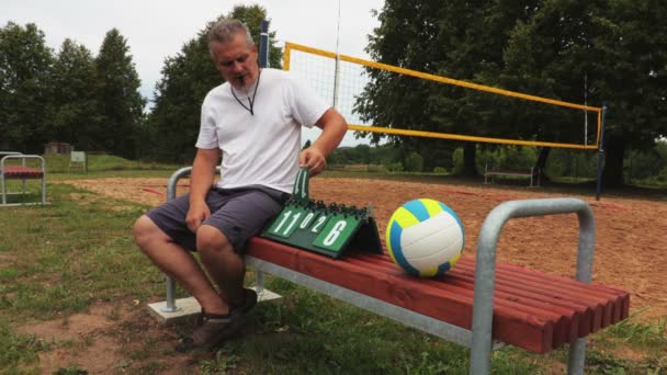 Volleyball Schiedsrichter Mit Anzeigetafel — Stockvideo