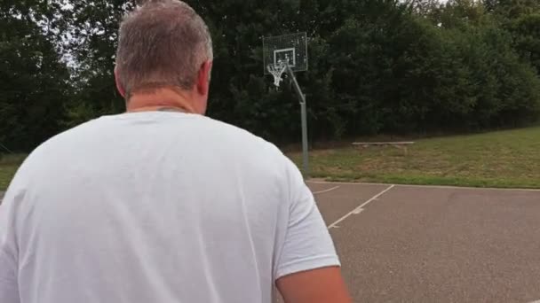 Nahaufnahme Kamera Folgt Dem Basketballspieler — Stockvideo