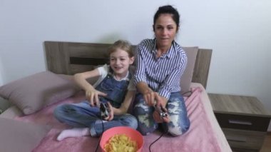 Anne kızı bilgisayar oyunu oynamak için öğretir