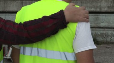 Patron teselli ağlayan işçi