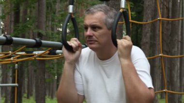 Adam egzersiz yapmaya çalışın