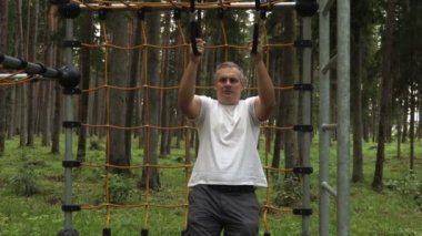  Jimnastikçi halkaları tutan atlet