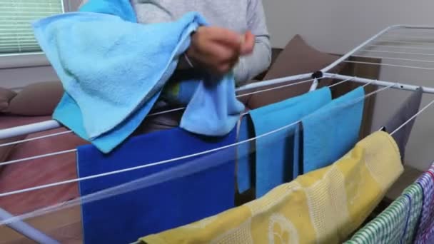 Ibu Rumah Tangga Mengumpulkan Handuk Dari Pengering — Stok Video