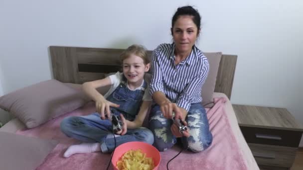 Mamma Lär Dotter Att Spela Dataspel — Stockvideo