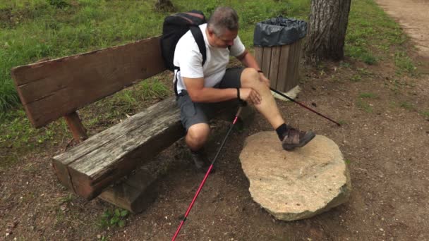 Mann Mit Beinmuskelverletzung — Stockvideo