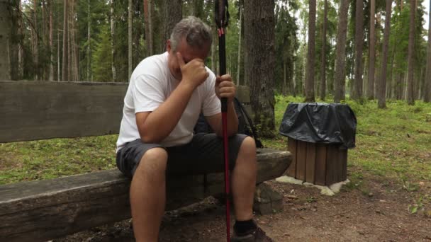 公園のベンチで泣いているハイカー — ストック動画