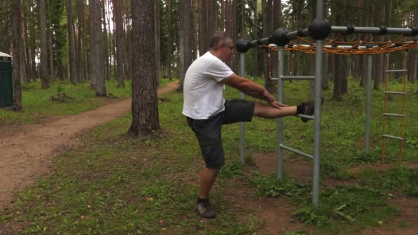 Athletic Runner Robić Ćwiczenia Rozciągające Przygotowanie Uruchomienia — Wideo stockowe