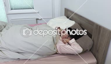 Kadın Pijama ve uyku maskesi tembel uyanma kadar sabah