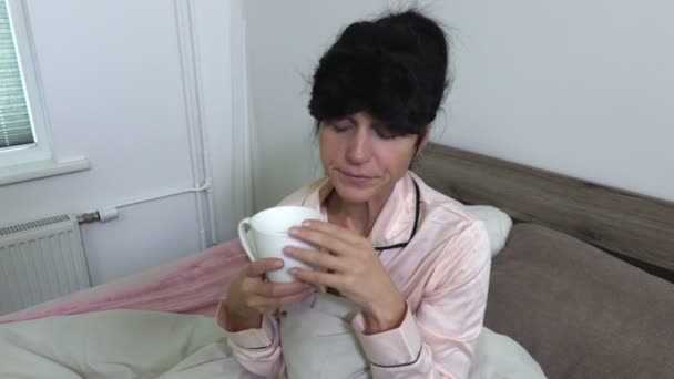 Kvinna Som Bär Eye Mask Och Drycker Kaffe — Stockvideo