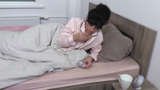 Γυναίκα Πάρει Χάπια Πριν Από Τον Ύπνο — Αρχείο Βίντεο