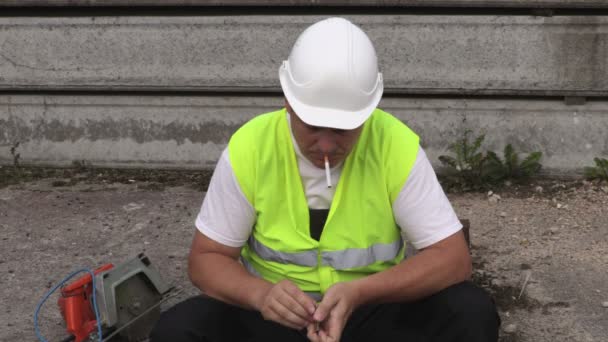 Trabajador Construcción Tratando Fumar — Vídeo de stock