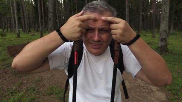 登山者检查头上的皮疹 — 图库视频影像