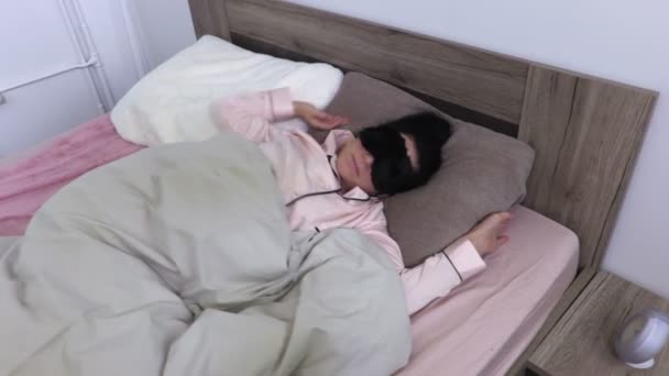 眠っている女性を覚ます朝 — ストック動画