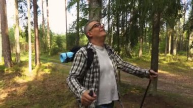 Mutlu uzun yürüyüşe çıkan kimse için ağacı gezer