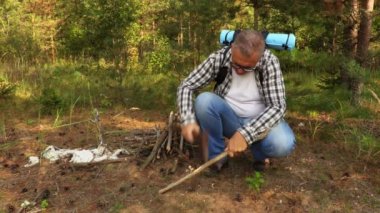 Uzun yürüyüşe çıkan kimse yangın sitesini hazırlar