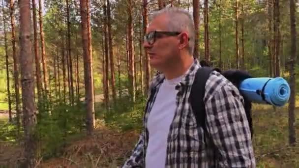 Kamera Begleitet Wanderer Mit Rucksack — Stockvideo