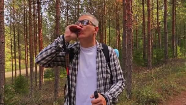 Wanderer Rufen Nach Hilfe Wald — Stockvideo