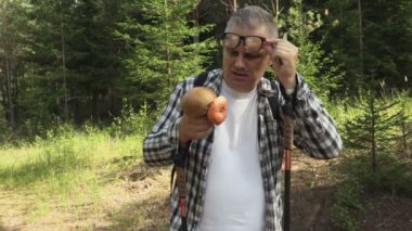 Dar görüşlü uzun yürüyüşe çıkan kimse mantar araştırıyor